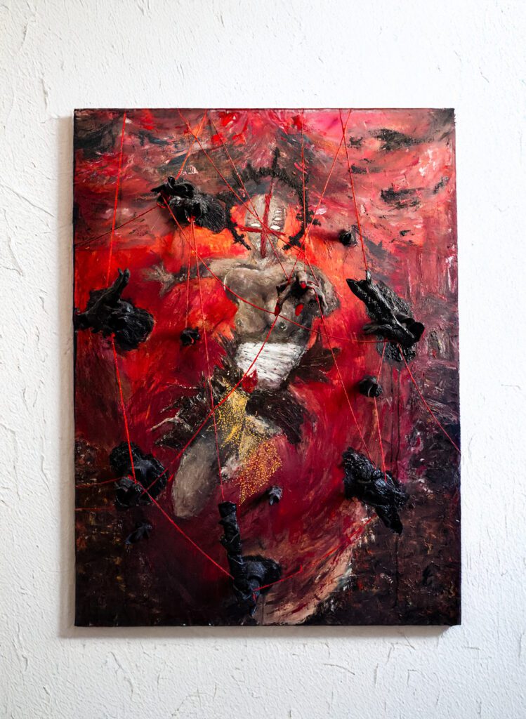 Pintura expressionista em vermelho e preto com figura humana angustiada no centro, cercada por corvos e linhas vermelhas que sugerem tensão e aprisionamento.