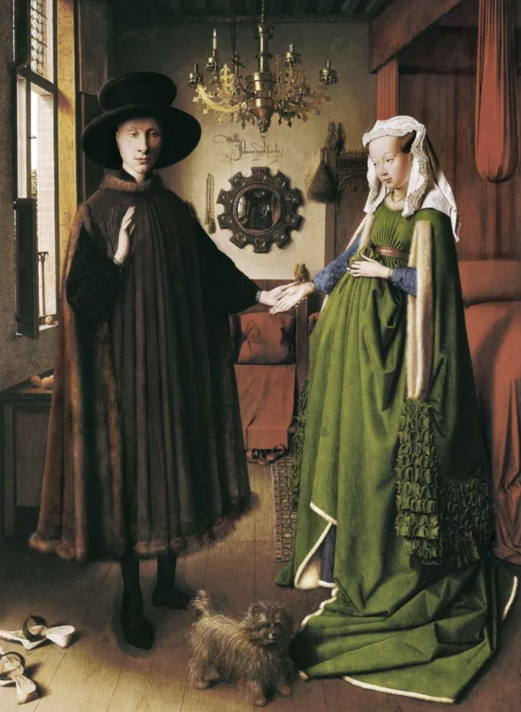 Um casal do século XV está em pé dentro de um quarto ricamente decorado. O homem, à esquerda, veste um longo manto escuro com gola de pele e um grande chapéu preto; ele levanta a mão direita como em gesto de saudação enquanto segura a mão da mulher com a esquerda. A mulher, à direita, usa um vestido verde volumoso com mangas azuis e um véu branco delicado sobre a cabeça; ela apoia a mão sobre o ventre. Entre eles, no chão de madeira, há um pequeno cão peludo. Ao fundo, vê-se uma cama com cortinas vermelhas, um lustre dourado pendendo do teto e um espelho circular ornamentado na parede, refletindo partes do ambiente. A cena é iluminada por uma janela à esquerda, criando uma atmosfera íntima e detalhada.